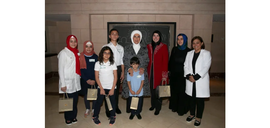 Emine Erdoğan, Maarif Vakfı Okulu Öğrencilerini Kabul Etti